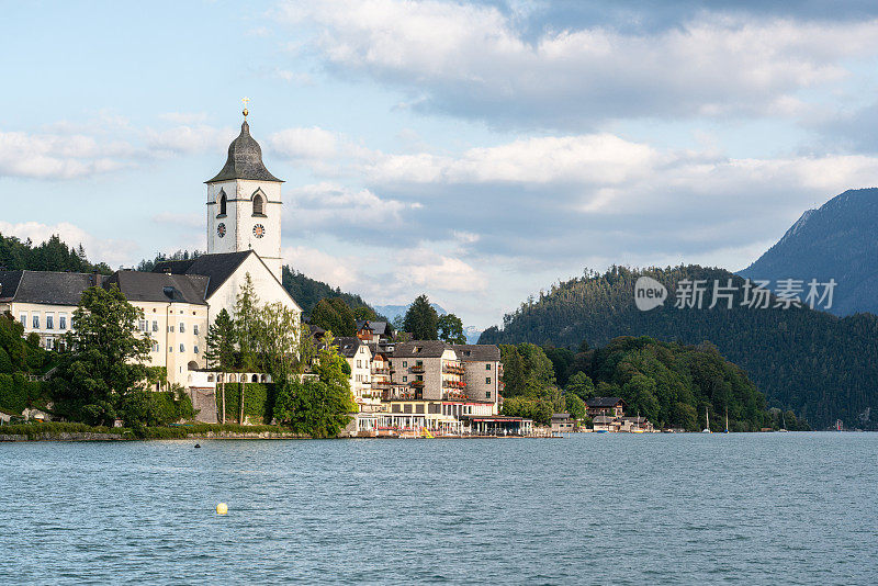 从沃尔夫冈湖到圣沃尔夫冈朝圣教堂和小镇圣沃尔夫冈im Salzkammergut，上奥地利，奥地利，欧洲